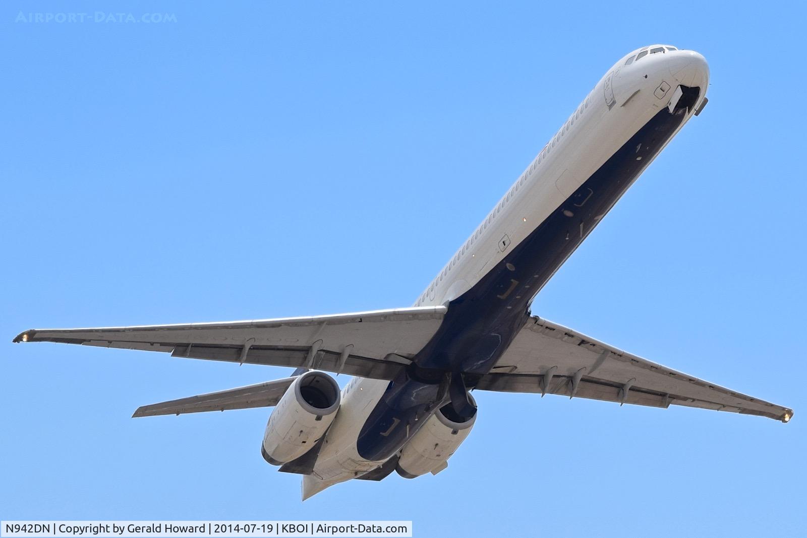 N942DN, 1997 McDonnell Douglas MD-90-30 C/N 53556, Lift off from RWY 28L.