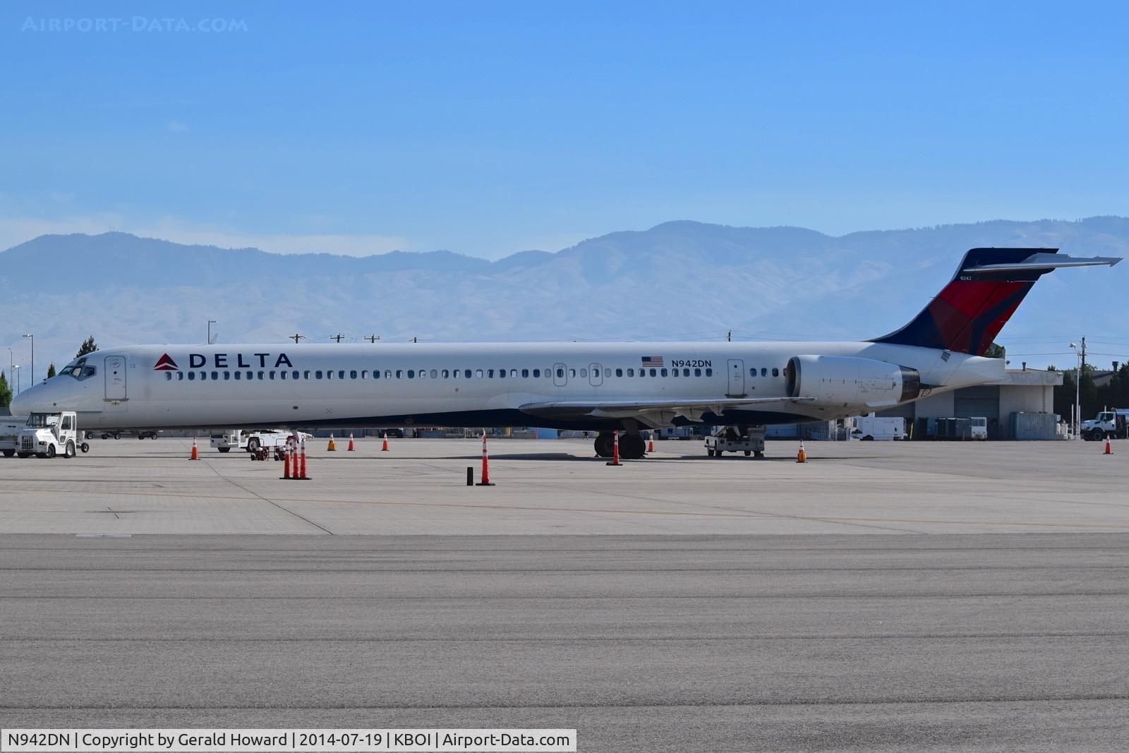 N942DN, 1997 McDonnell Douglas MD-90-30 C/N 53556, Parked on the ramp between flights.