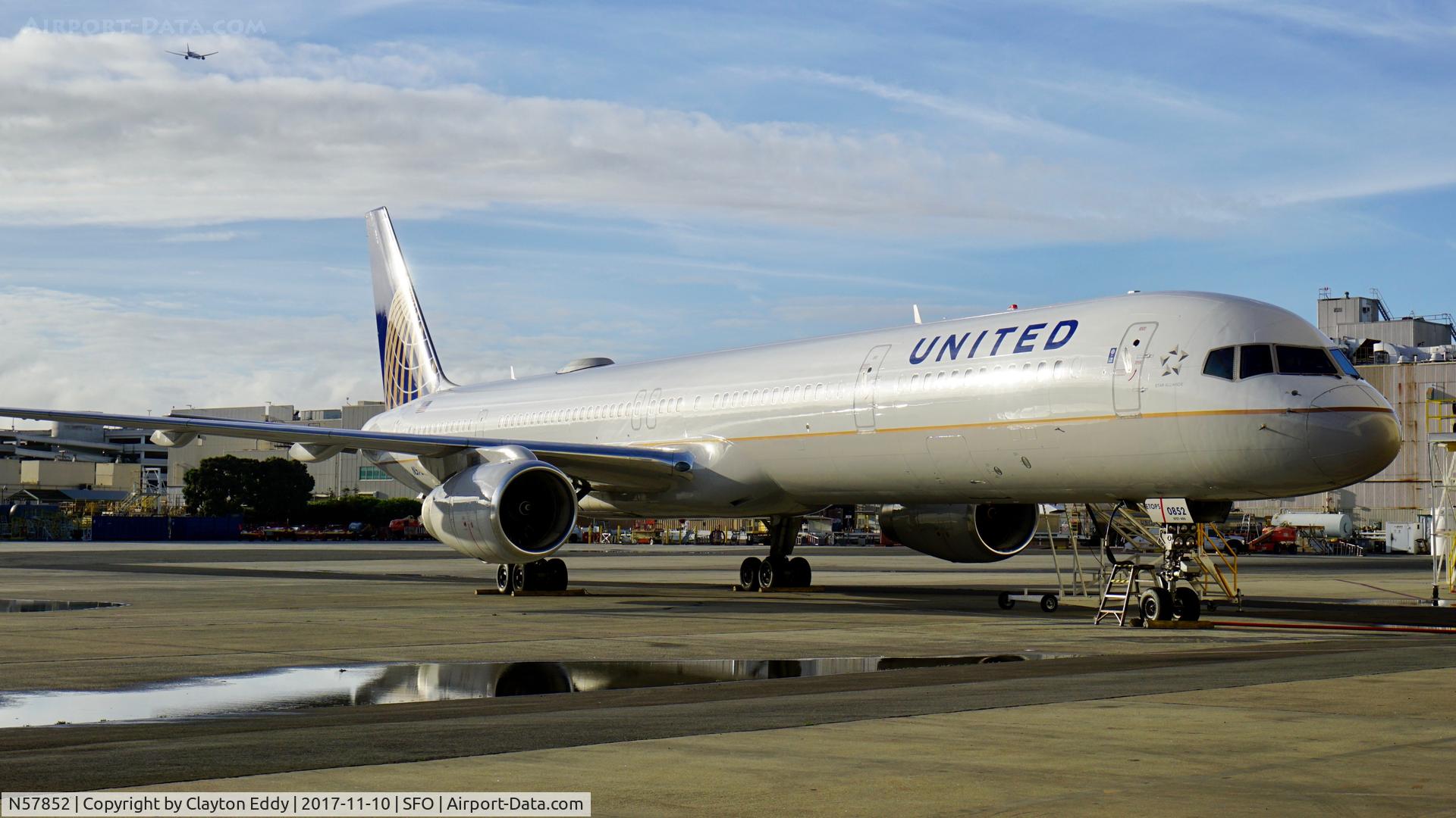 N57852, 2001 Boeing 757-324 C/N 32811, SFO 2017.