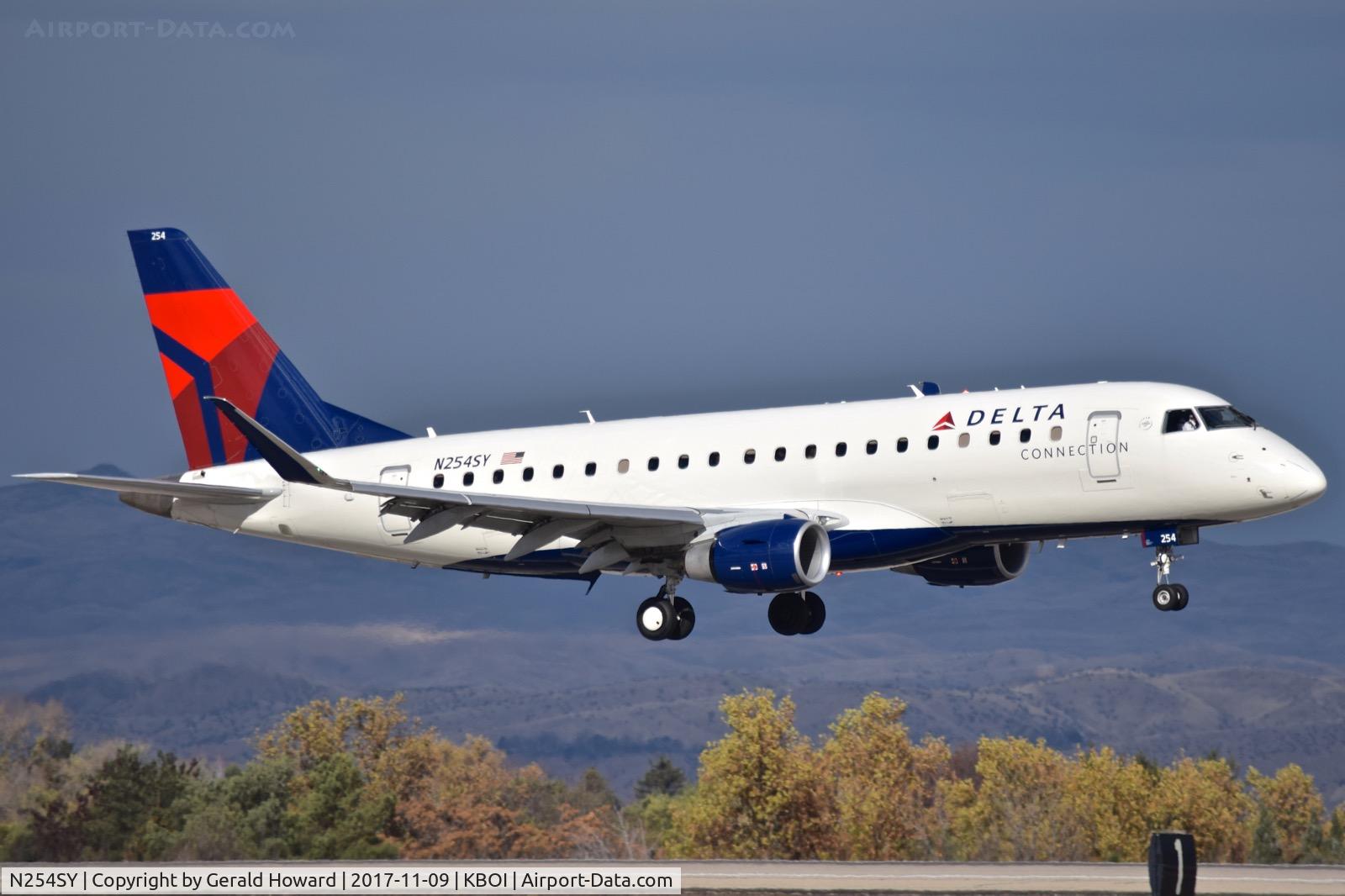N254SY, 2016 Embraer 175LR (ERJ-170-200LR) C/N 17000621, Landing RWY 10L.