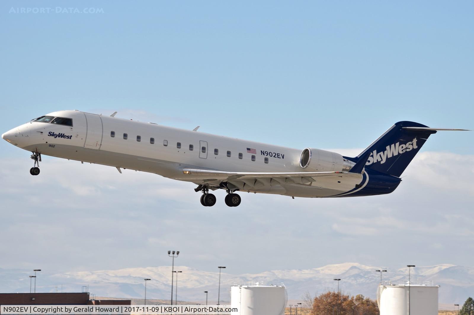 N902EV, 2002 Bombardier CRJ-200ER (CL-600-2B19) C/N 7620, Departing BOI.