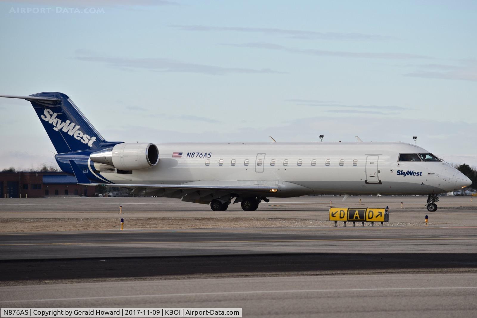 N876AS, 2001 Bombardier CRJ-200ER (CL-600-2B19) C/N 7576, Taxiing to the gate.