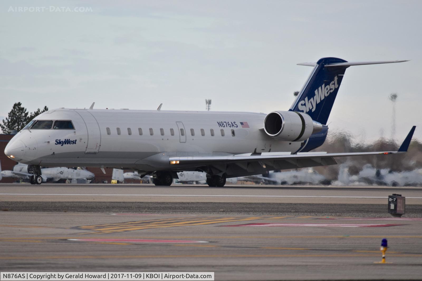 N876AS, 2001 Bombardier CRJ-200ER (CL-600-2B19) C/N 7576, Landing roll out on RWY 10L.