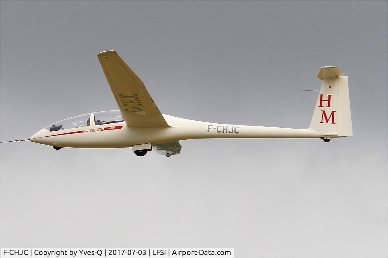 F-CHJC, Glaser-Dirks DG-500 Elan Trainer C/N 5 E 27 T 7, GLASER DIRKS DG 500 Elan Trainer, Towing rwy 29, St Dizier-Robinson Air Base 113 (LFSI) Open day 2017
