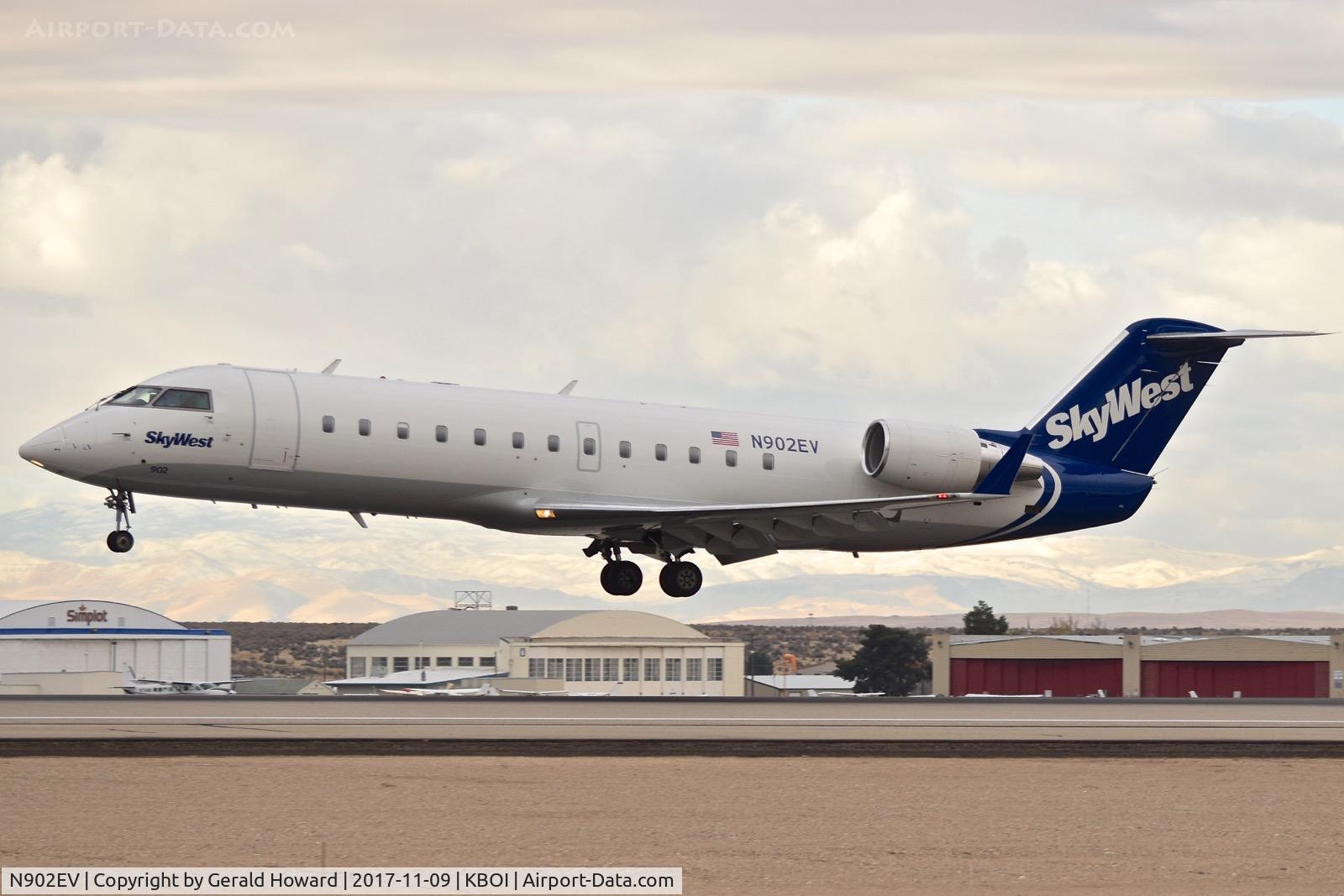 N902EV, 2002 Bombardier CRJ-200ER (CL-600-2B19) C/N 7620, Landing RWY 10L.