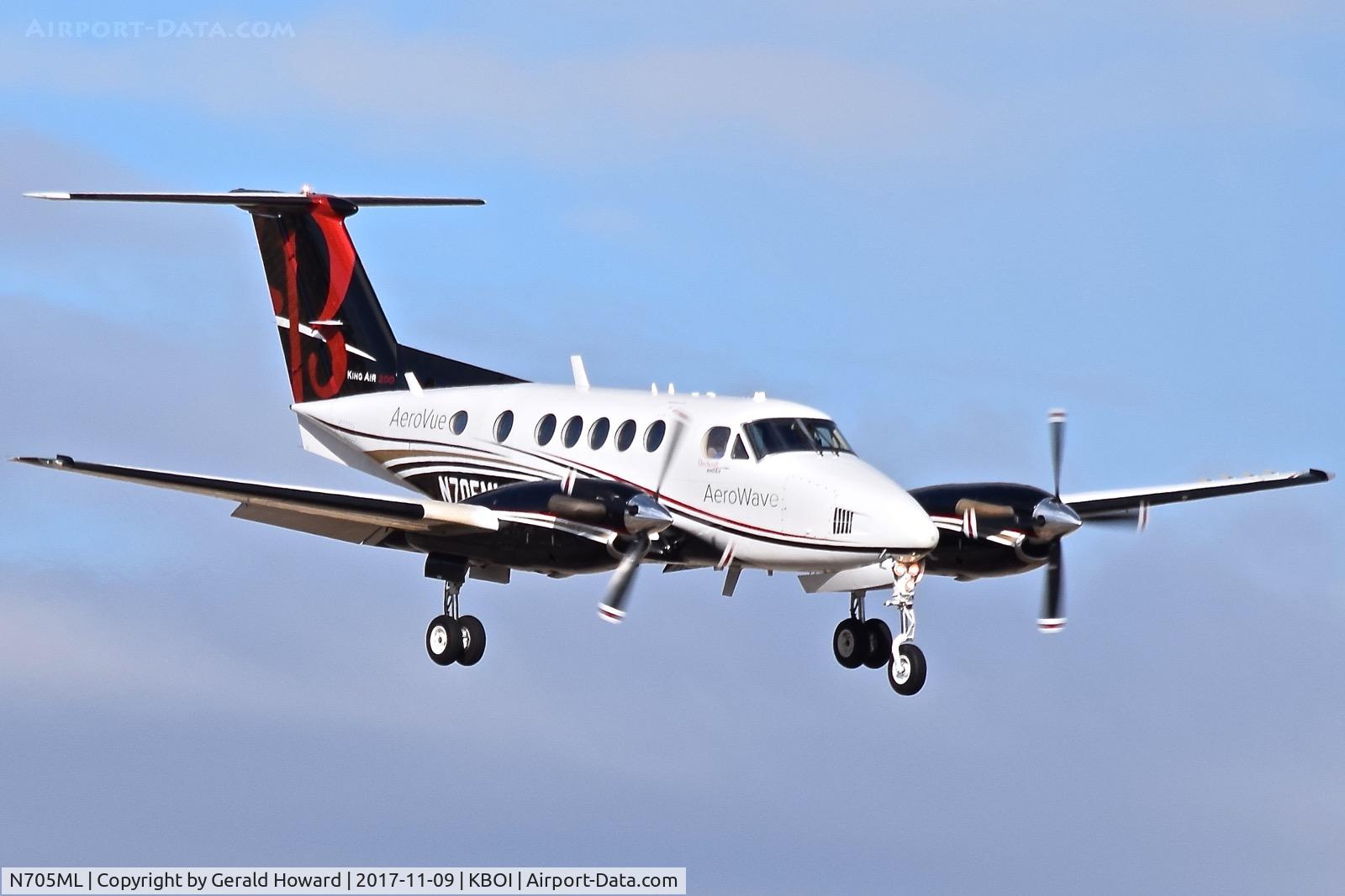 N705ML, 1980 Beech 200 Super King Air C/N BB705, Landing RWY 10R.