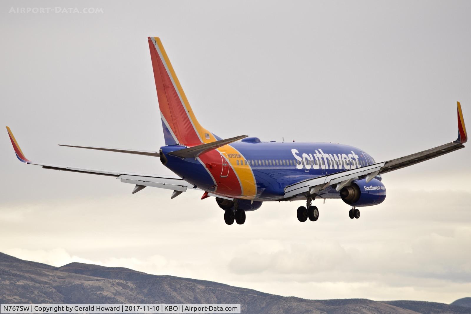 N767SW, 2000 Boeing 737-7H4 C/N 29807, Landing RWY 10L.