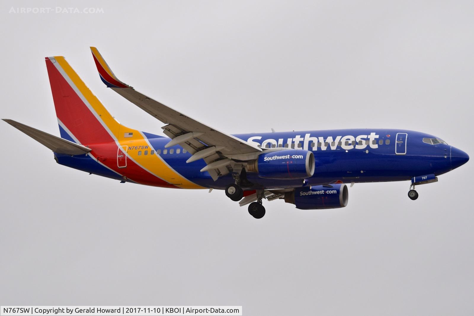 N767SW, 2000 Boeing 737-7H4 C/N 29807, Approach to RWY 10L.