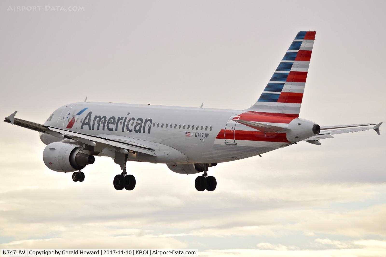 N747UW, 2000 Airbus A319-112 C/N 1301, Landing RWY 10L.
