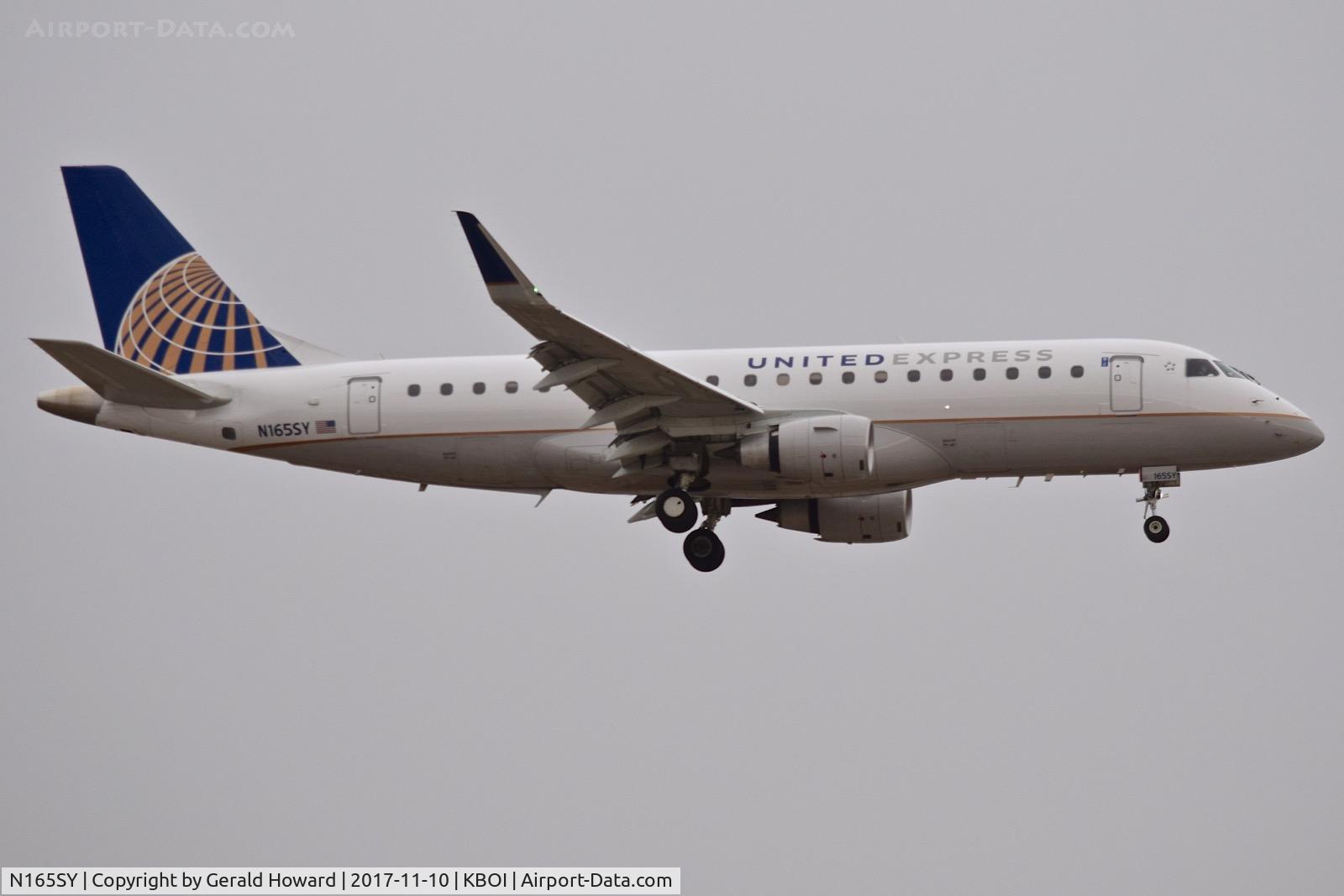 N165SY, 2016 Embraer 175LR (ERJ-170-200LR) C/N 17000613, Landing RWY 10L.