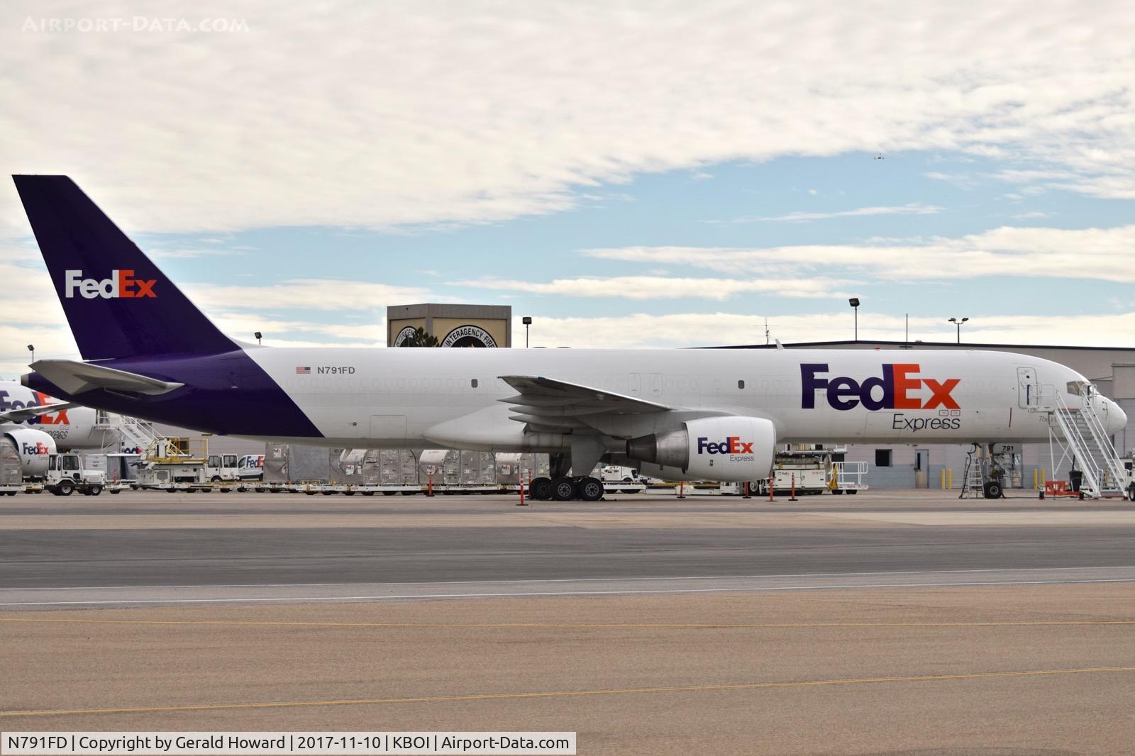 N791FD, 1993 Boeing 757-222 C/N 26694, Parked on the FedEx ramp.