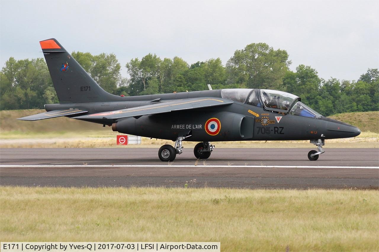 E171, Dassault-Dornier Alpha Jet E C/N E171, Dassault-Dornier Alpha Jet E, Taxiing to holding point rwy 29, St Dizier-Robinson Air Base 113 (LFSI) Open day 2017