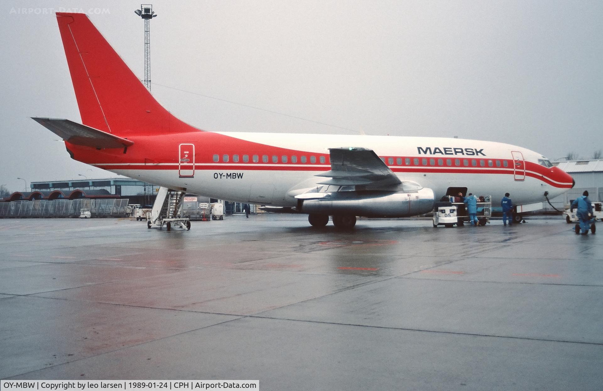 OY-MBW, 1981 Boeing 737-2L9 C/N 22734, Copenhagen 24.1.1989 after return lease to Midway Airlines