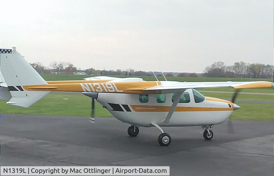 N1319L, 1977 Cessna 337G Super Skymaster C/N 33701811, Taxing out at the Moraine Airpark