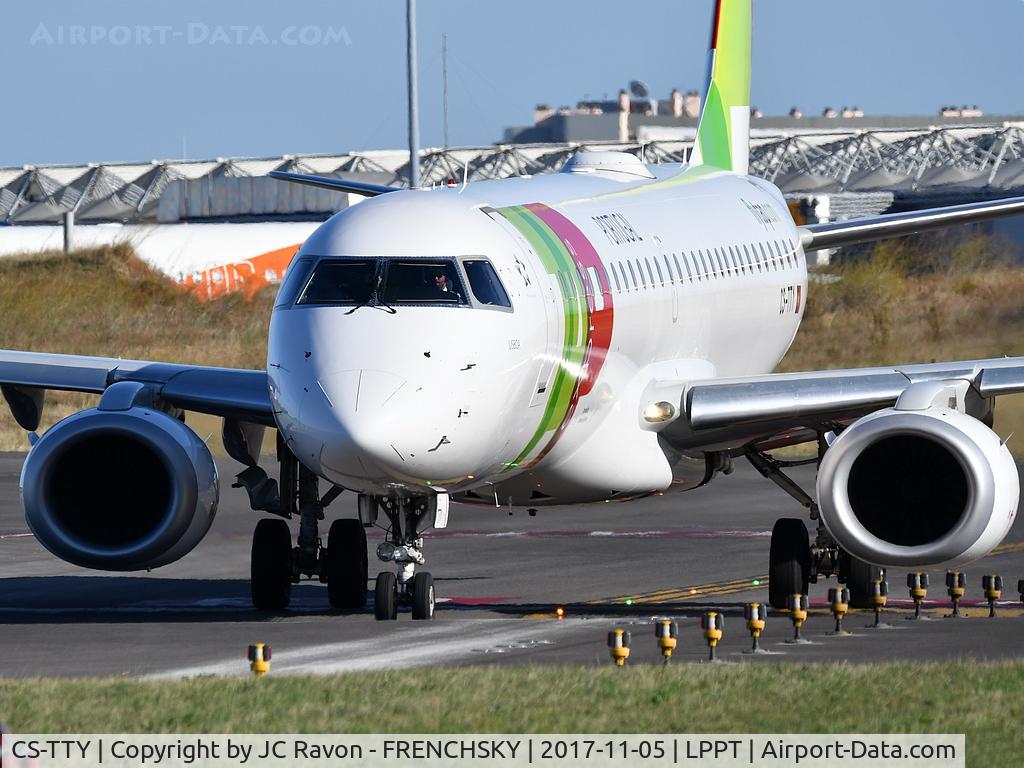 CS-TTY, 2013 Embraer 195AR (ERJ-190-200IGW) C/N 19000609, TAP EXPRESS ready to departure runway 03