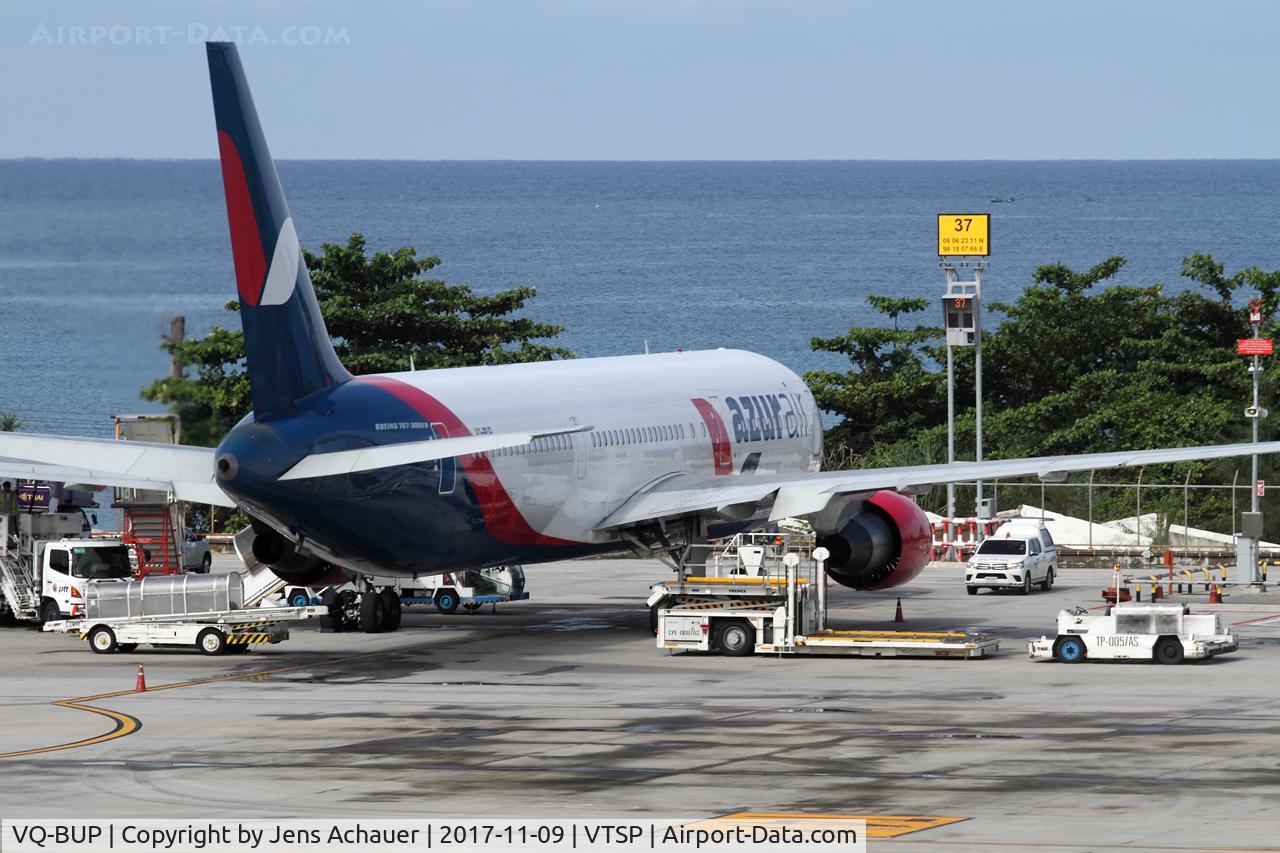 VQ-BUP, 1999 Boeing 767-33A/ER C/N 28043/734, Being prepared for flight back to Russia