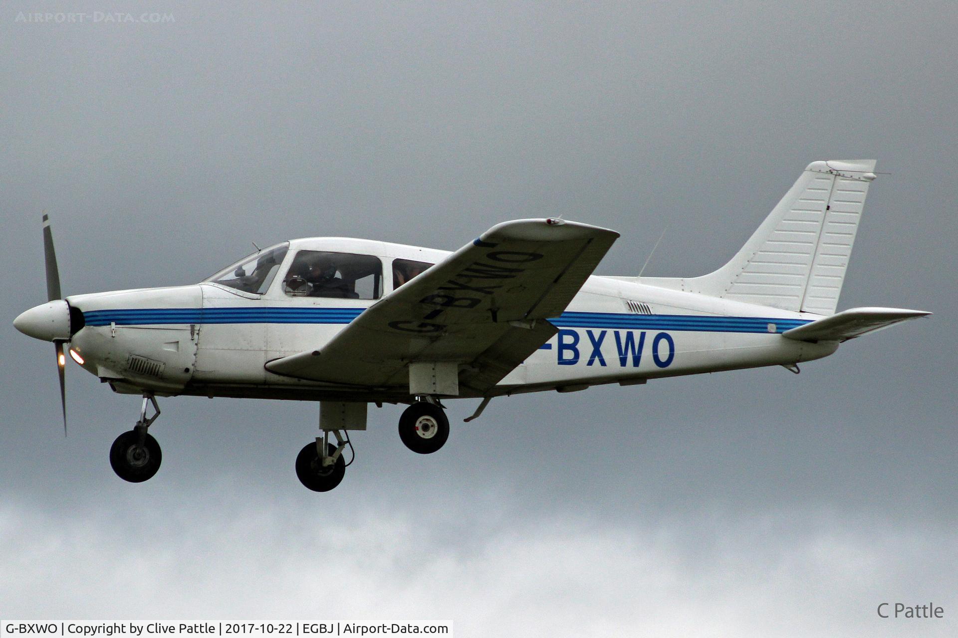 G-BXWO, 1981 Piper PA-28-181 Cherokee Archer II C/N 28-8190311, On finals