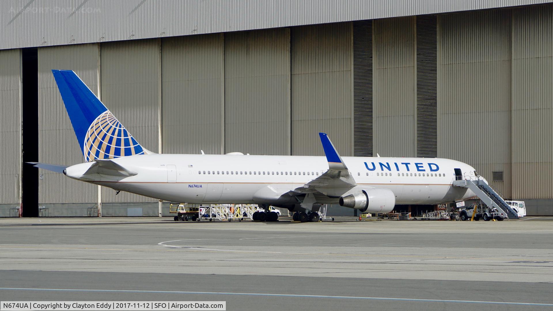 N674UA, 2000 Boeing 767-322 C/N 29242, SFO 2017.