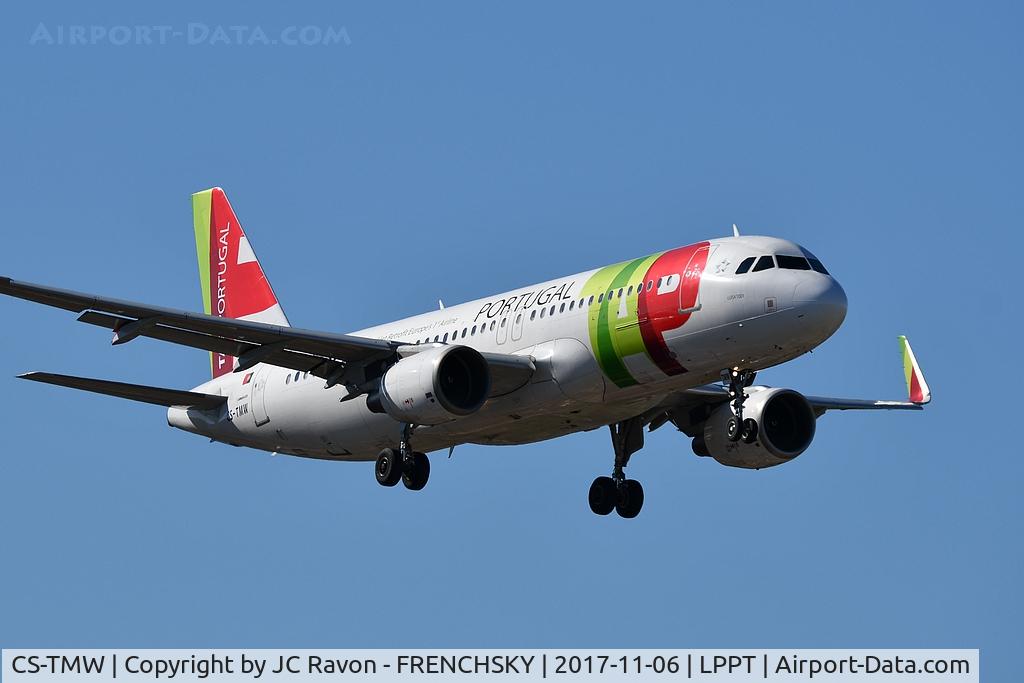 CS-TMW, 2001 Airbus A320-214 C/N 1667, 