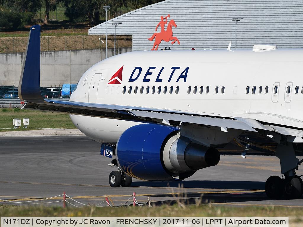 N171DZ, 1998 Boeing 767-332 C/N 29690, Delta Air Lines ready to departure runway 03