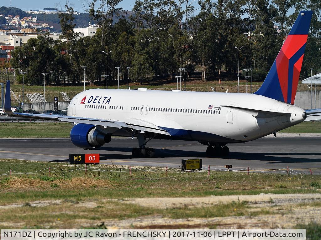 N171DZ, 1998 Boeing 767-332 C/N 29690, Delta Air Lines ready to departure runway 03