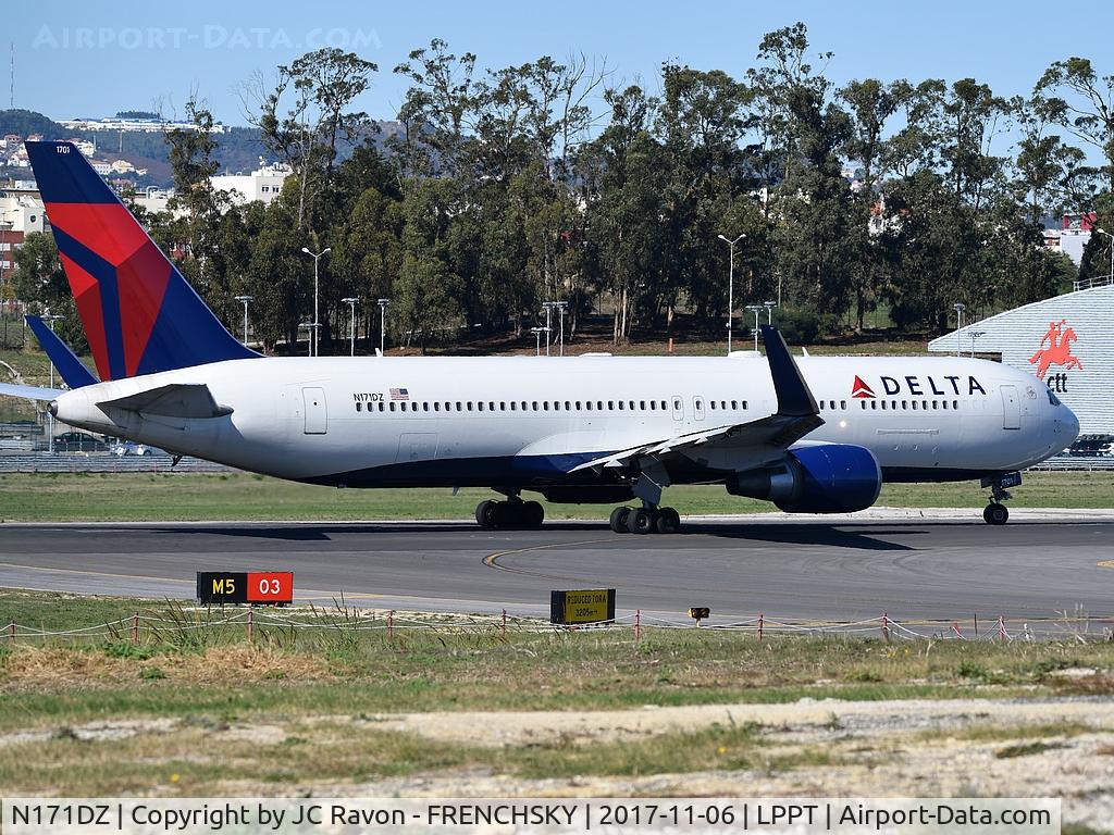 N171DZ, 1998 Boeing 767-332 C/N 29690, Delta Air Lines ready to departure runway 03