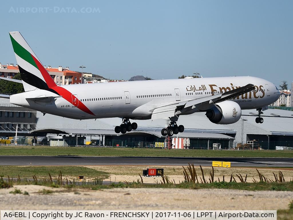 A6-EBL, 2006 Boeing 777-31H/ER C/N 32709, EK191 from Dubai landing runway 03