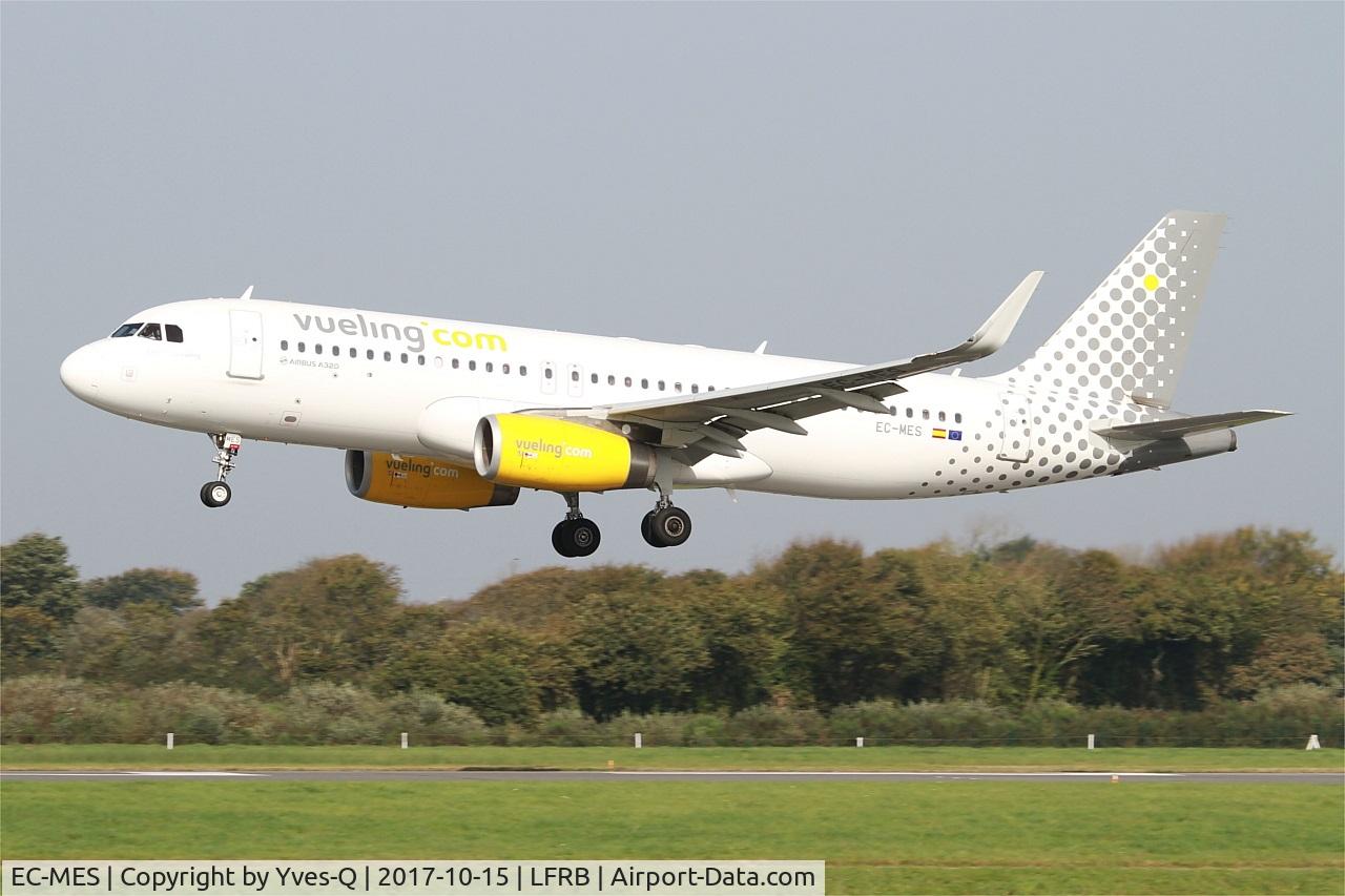 EC-MES, 2015 Airbus A320-232 C/N 6518, Airbus A320-232, On final rwy 25L, Brest-Bretagne airport (LFRB-BES)