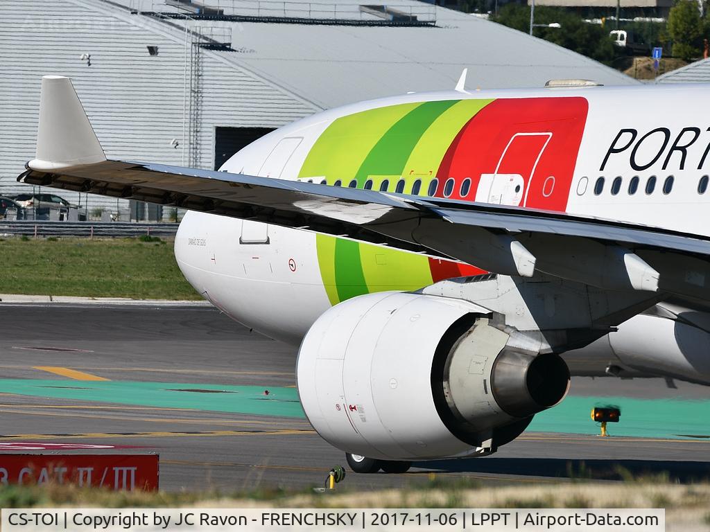 CS-TOI, 1997 Airbus A330-223 C/N 195, Damião de Góis holding point runway 03/21