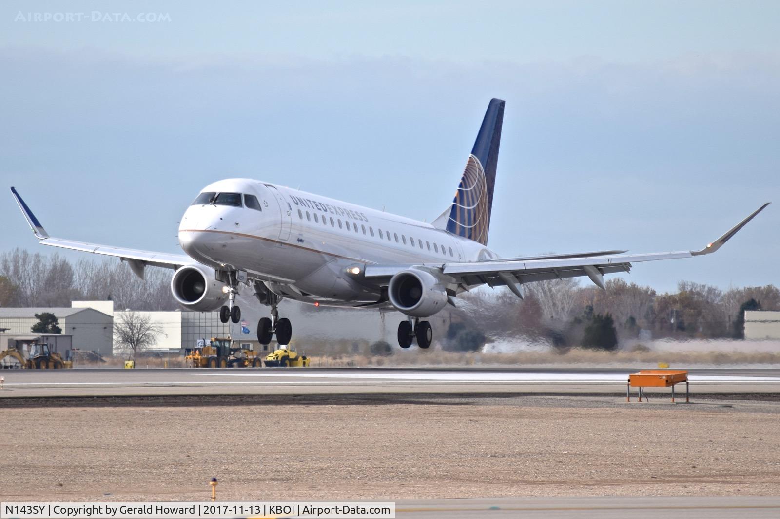 N143SY, 2015 Embraer 175LR (ERJ-170-200LR) C/N 17000476, Landing RWY 10L.