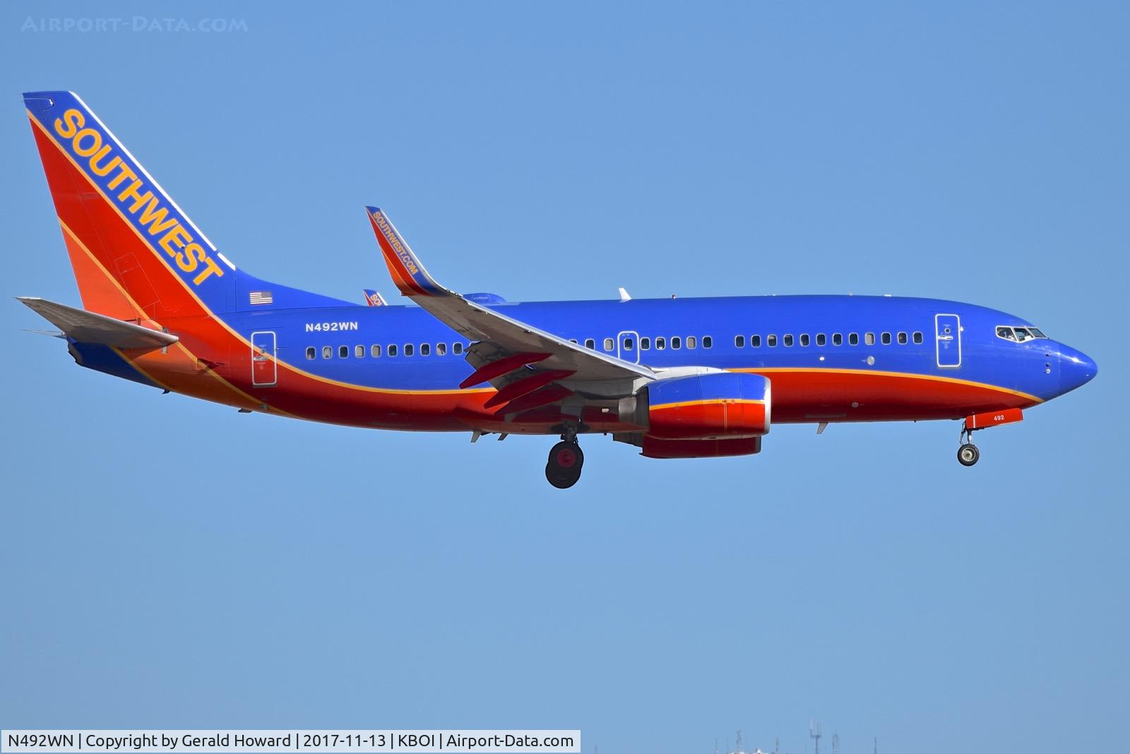 N492WN, 2004 Boeing 737-7H4 C/N 33866, Landing RWY 10L.