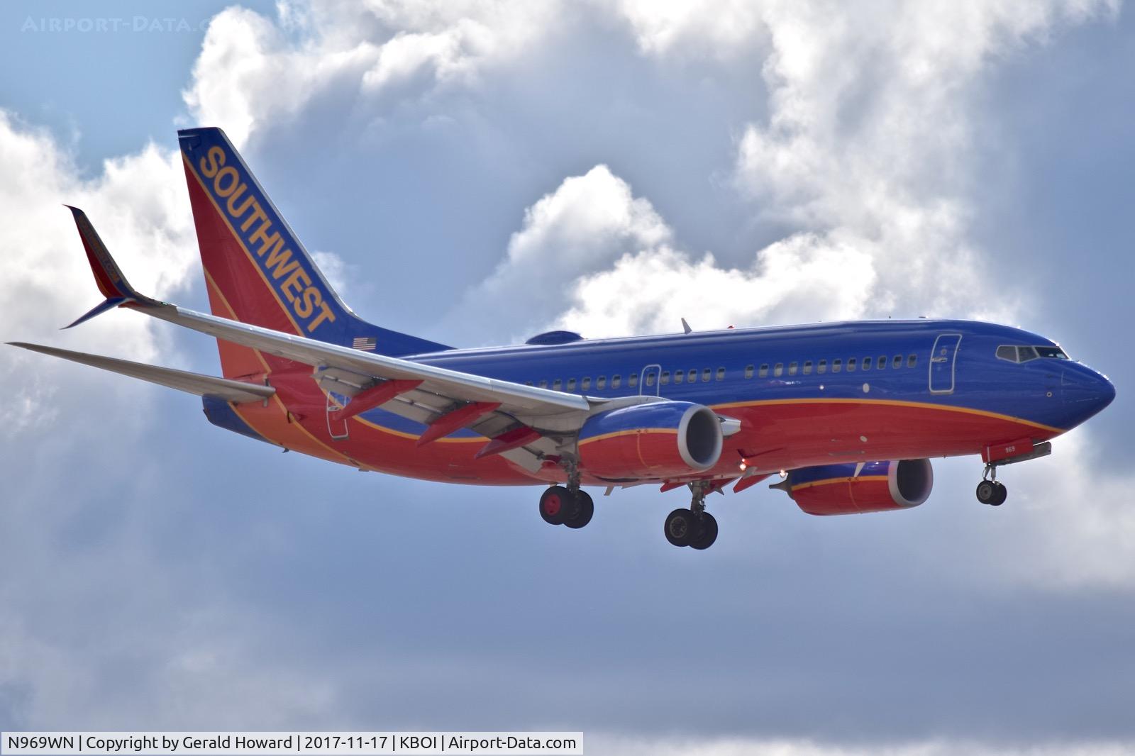 N969WN, 2011 Boeing 737-7H4 C/N 41777, Landing approach to RWY 28R.