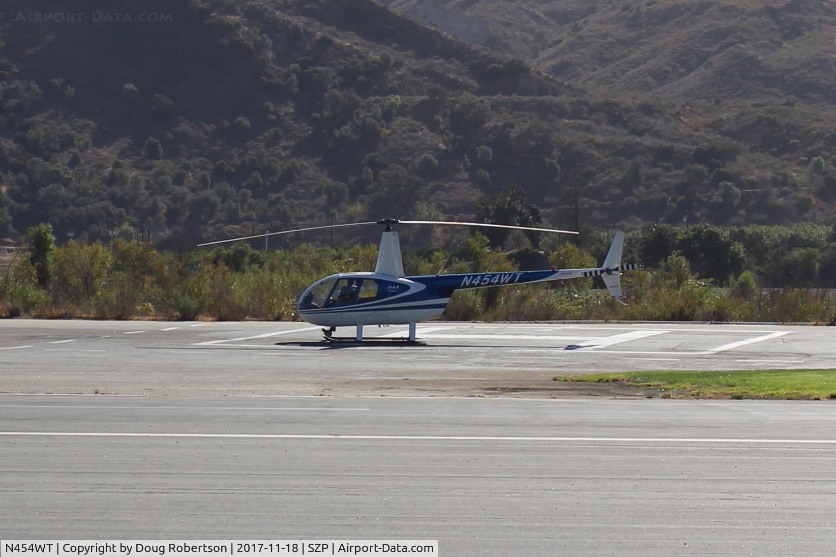 N454WT, 2001 Robinson R44 Raven II C/N 1042, 2001 Robinson R44 RAVEN, Lycoming O-540-F2B5 derated to 205 Hp continuous, parked on SZP Helipad.
