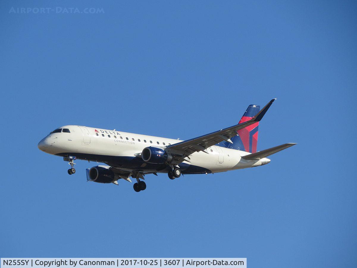 N255SY, 2016 Embraer 175LR (ERJ-170-200LR) C/N 17000622, Landing
