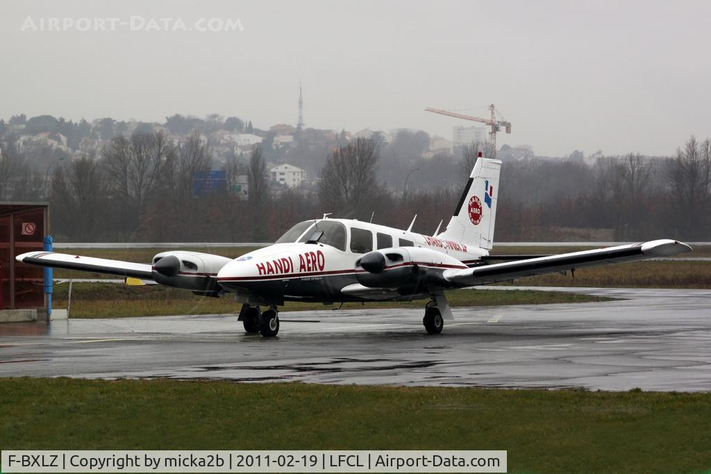 F-BXLZ, Piper PA-34-200 C/N 347450216, Taxiing