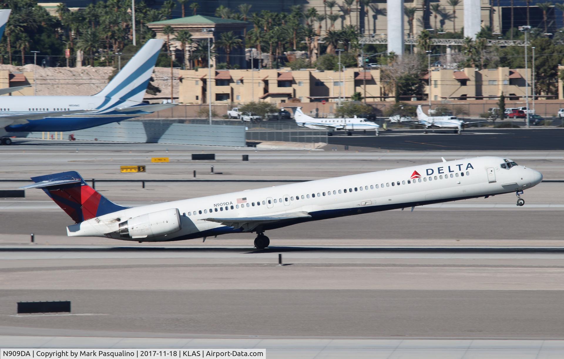 N909DA, 1995 McDonnell Douglas MD-90-30 C/N 53389, MD-90-30