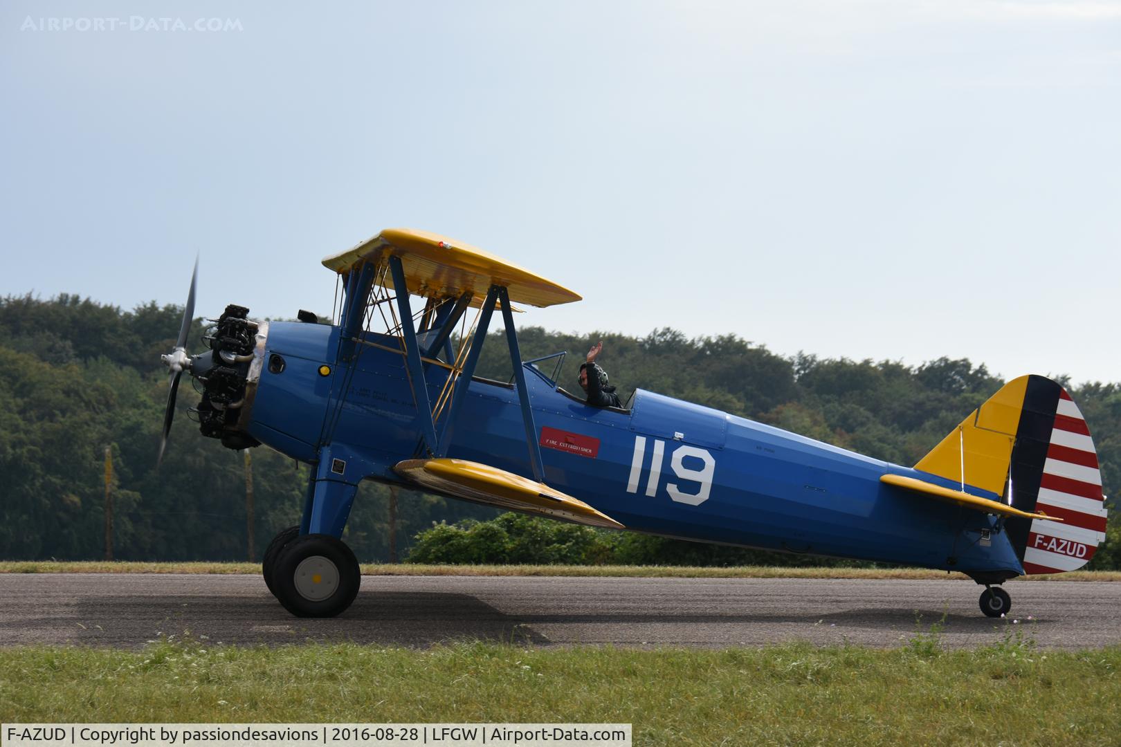 F-AZUD, 1941 Boeing A75N1 (PT-17) C/N 75-1606, Just rolling before presentation in an airshow
