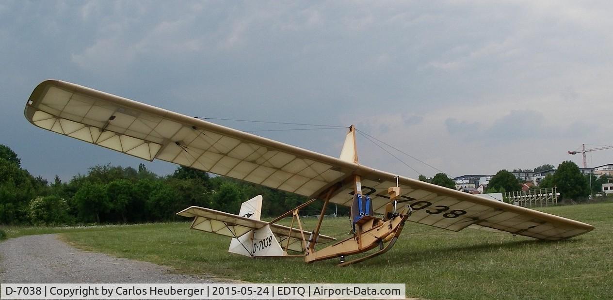 D-7038, Schneider DFS 108-14 SG-38 Schulgleiter C/N AB.002S, Waiting for pilot to launch