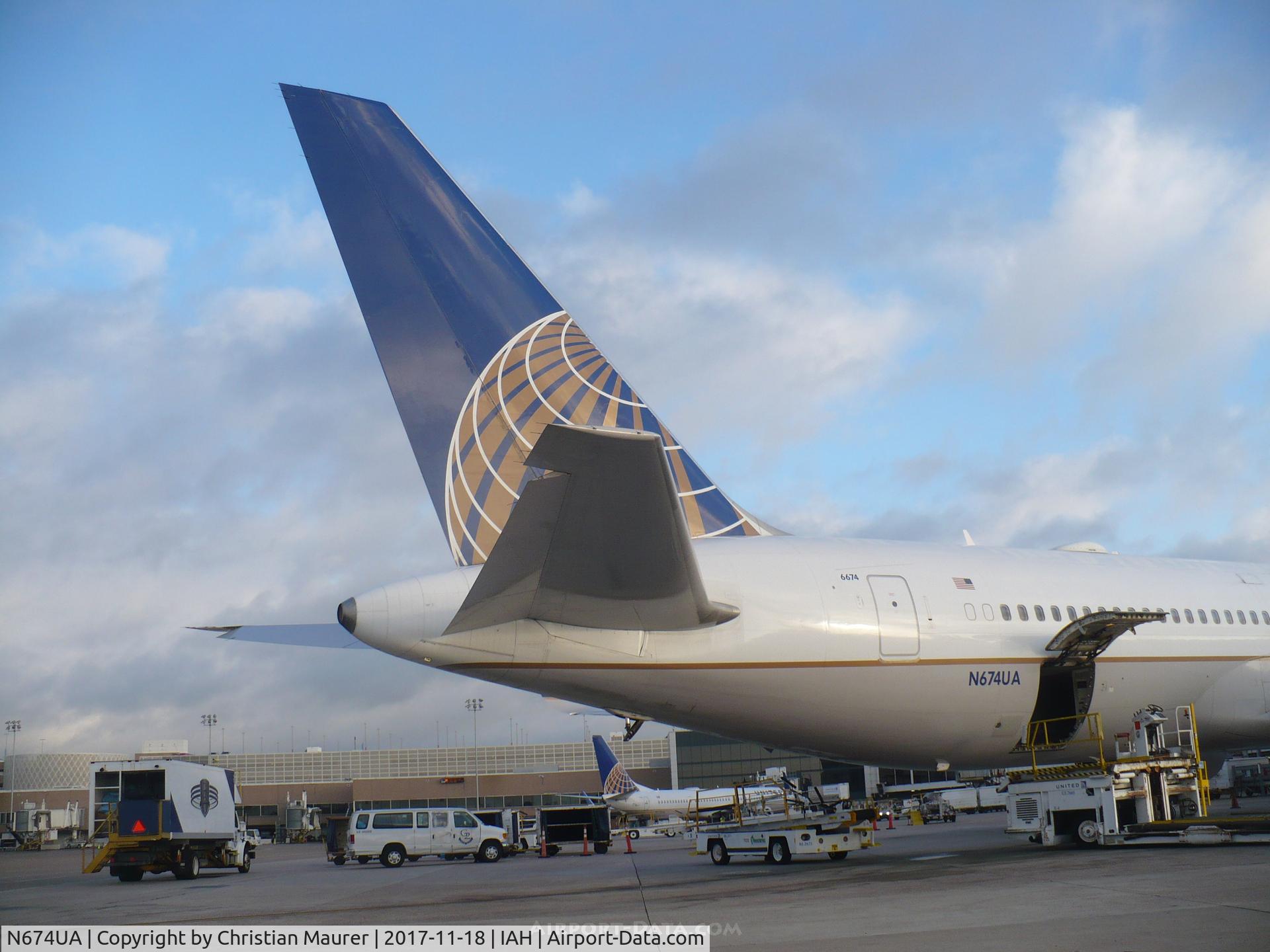 N674UA, 2000 Boeing 767-322 C/N 29242, Boeing 767-322 aft section of the A/C