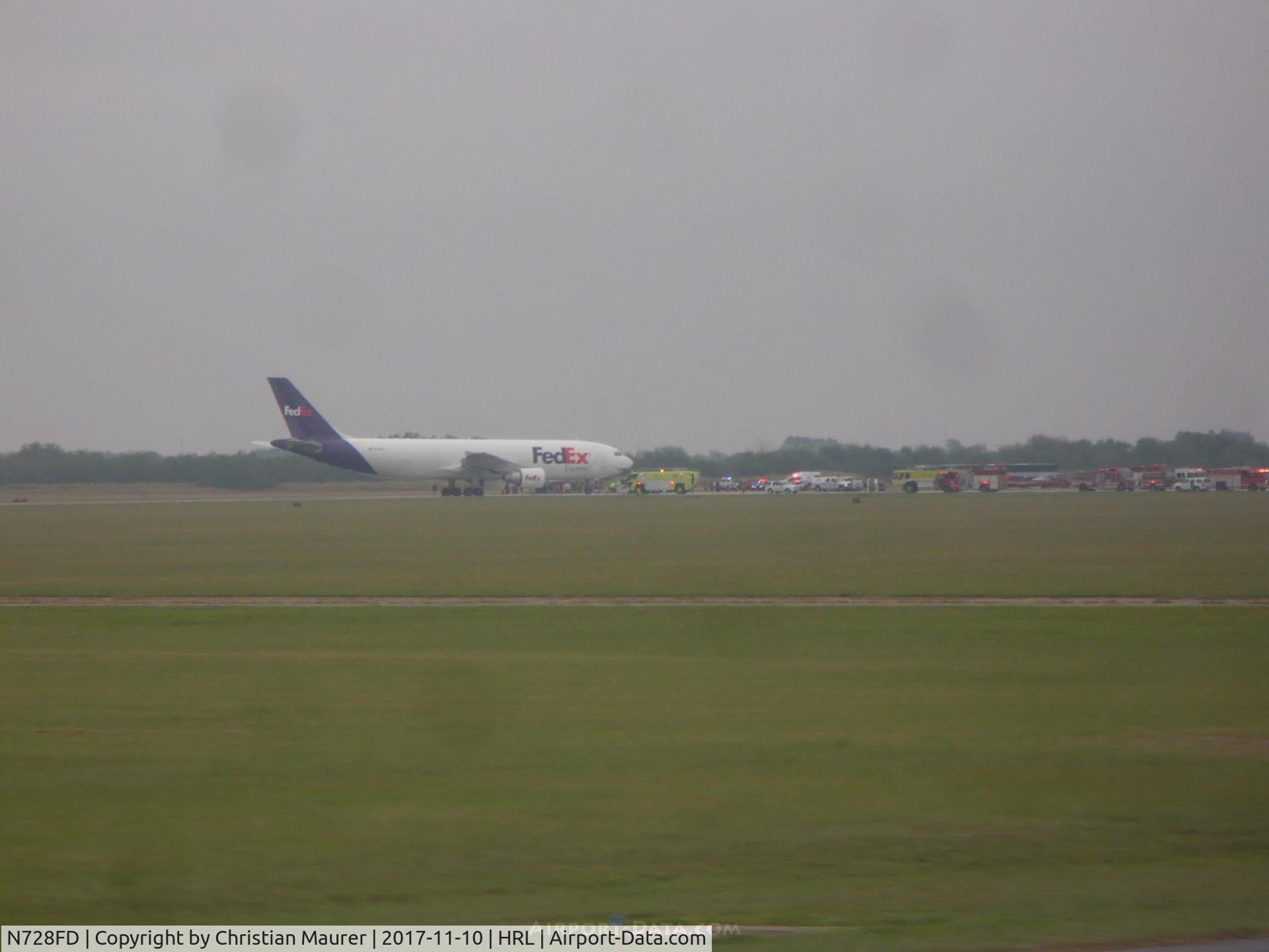 N728FD, 1990 Airbus A300B4-622R C/N 581, Airbus A300 with emergency vehicles surrounding it
