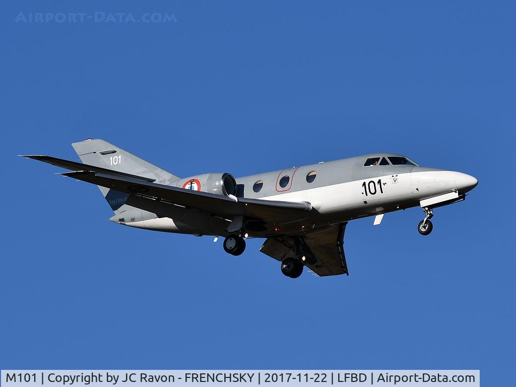 M101, 1977 Dassault Falcon 10MER C/N 101, FRENCH NAVY landing runway 11