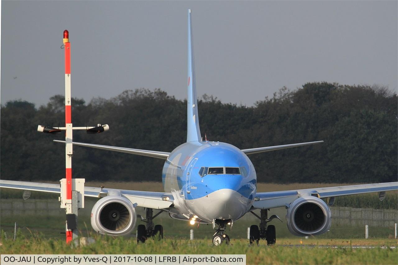 OO-JAU, 2013 Boeing 737-8K5 C/N 37250, Boeing 737-8K, Lining up rwy 07R, Brest-Bretagne airport (LFRB-BES)