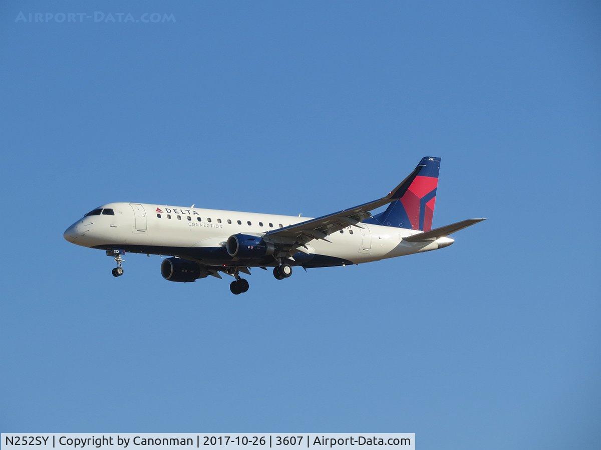 N252SY, 2016 Embraer 175LR (ERJ-170-200LR) C/N 17000612, Landing