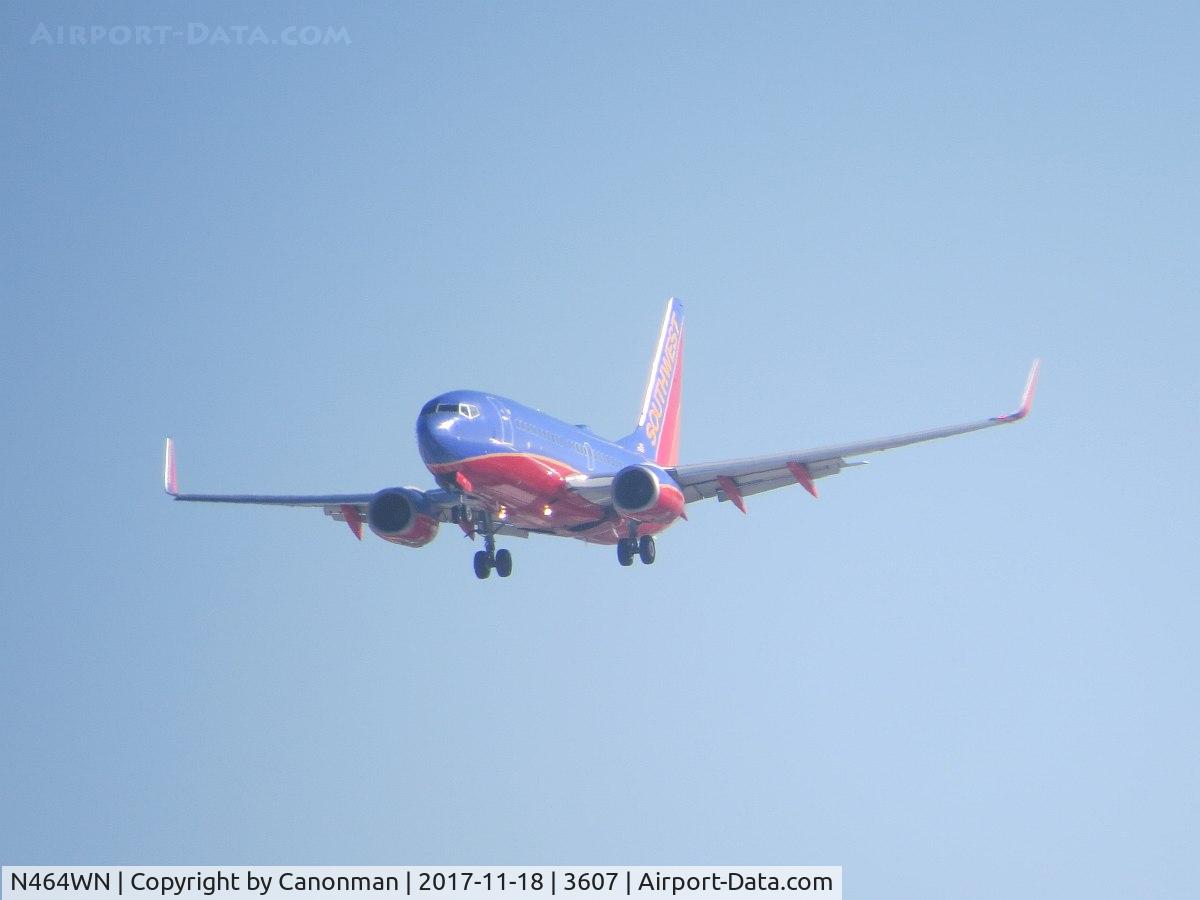 N464WN, 2004 Boeing 737-7H4 C/N 32468, Landing