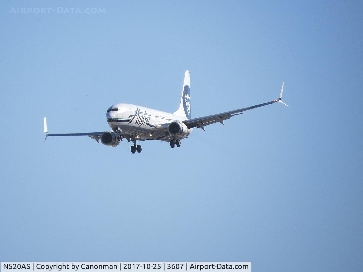 N520AS, 2009 Boeing 737-890 C/N 36481, Landing