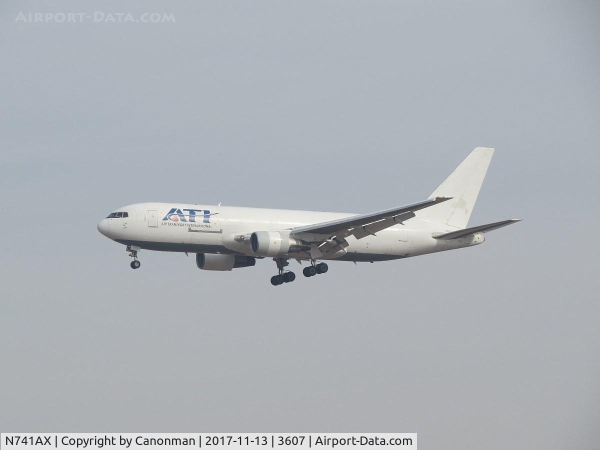 N741AX, 1982 Boeing 767-232 C/N 22215, Landing