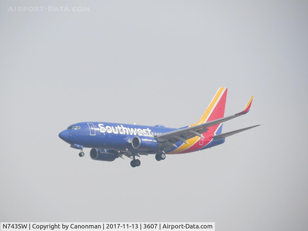 N743SW, 1998 Boeing 737-7H4 C/N 29279, Landing