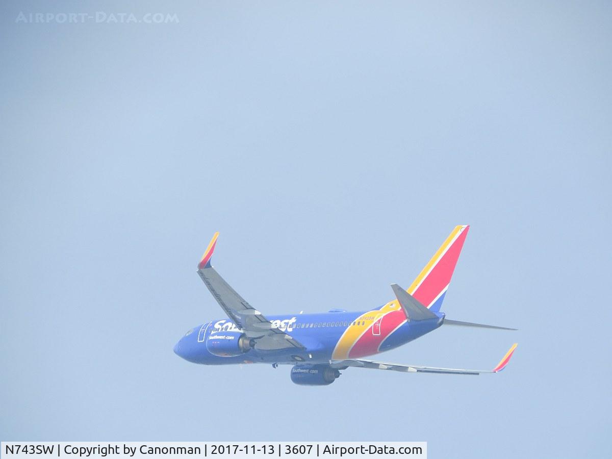 N743SW, 1998 Boeing 737-7H4 C/N 29279, Taking off
