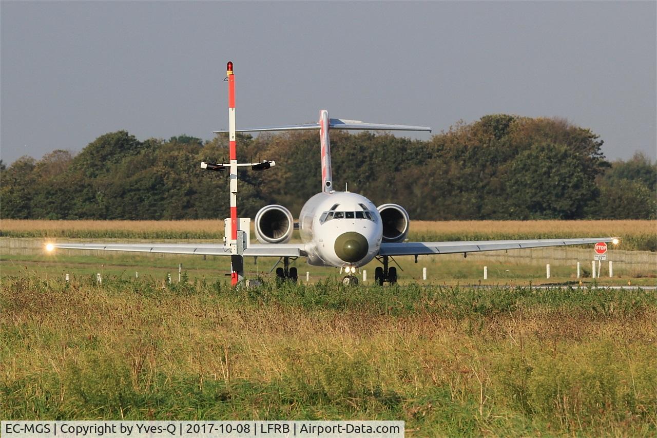 EC-MGS, 2000 Boeing 717-2CM C/N 55061, Boeing 717-2CM, Lining up rwy 07R, Brest-Bretagne Airport (LFRB-BES)