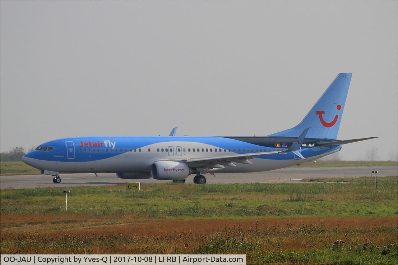 OO-JAU, 2013 Boeing 737-8K5 C/N 37250, Boeing 737-8K, Taxiing to holding point rwy 07R, Brest-Bretagne airport (LFRB-BES)